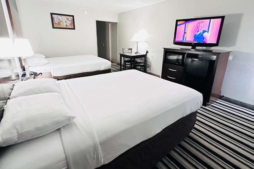 Standard Queen Room with Two Queen Beds - Non-Smoking room - Image 2