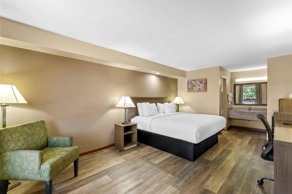 King Room - Non-Smoking room - Image 2