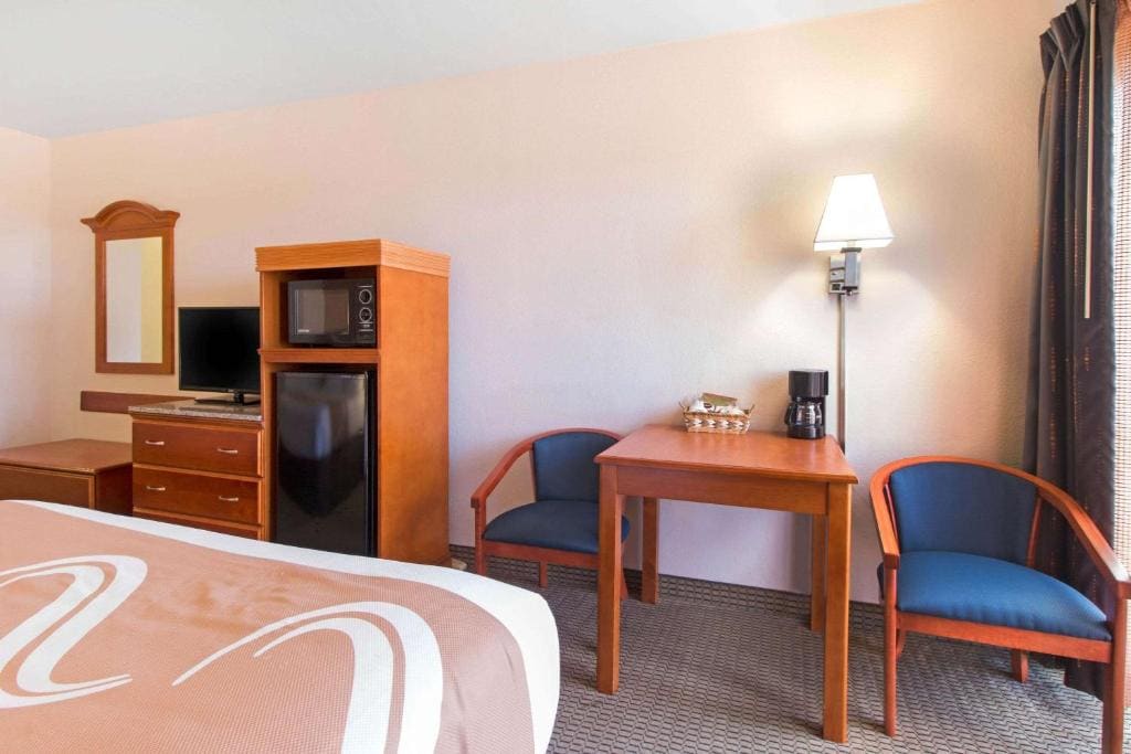 Queen Room with Two Queen Beds - Non-Smoking room - Image 3