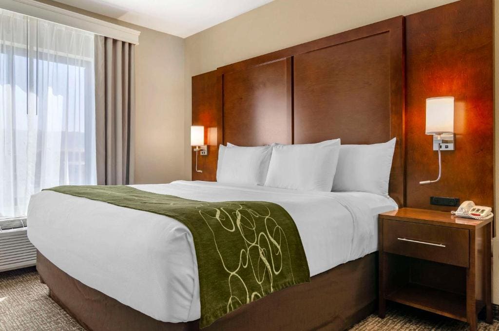 King Suite with Whirlpool - Non-Smoking room - Image 1