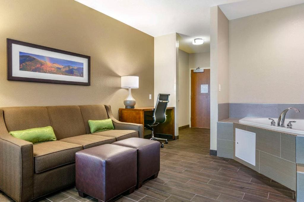 King Suite with Whirlpool - Non-Smoking room - Image 3