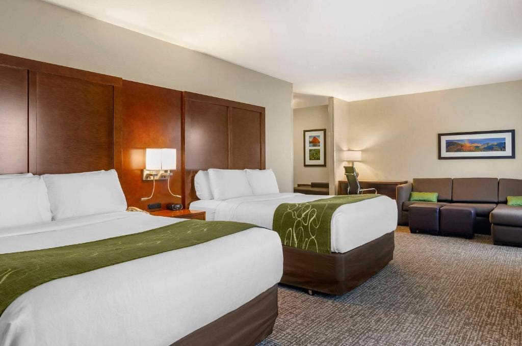 Standard Queen Suite with Two Queen Beds and Bathtub - Accessible/Non-Smoking room - Image 1