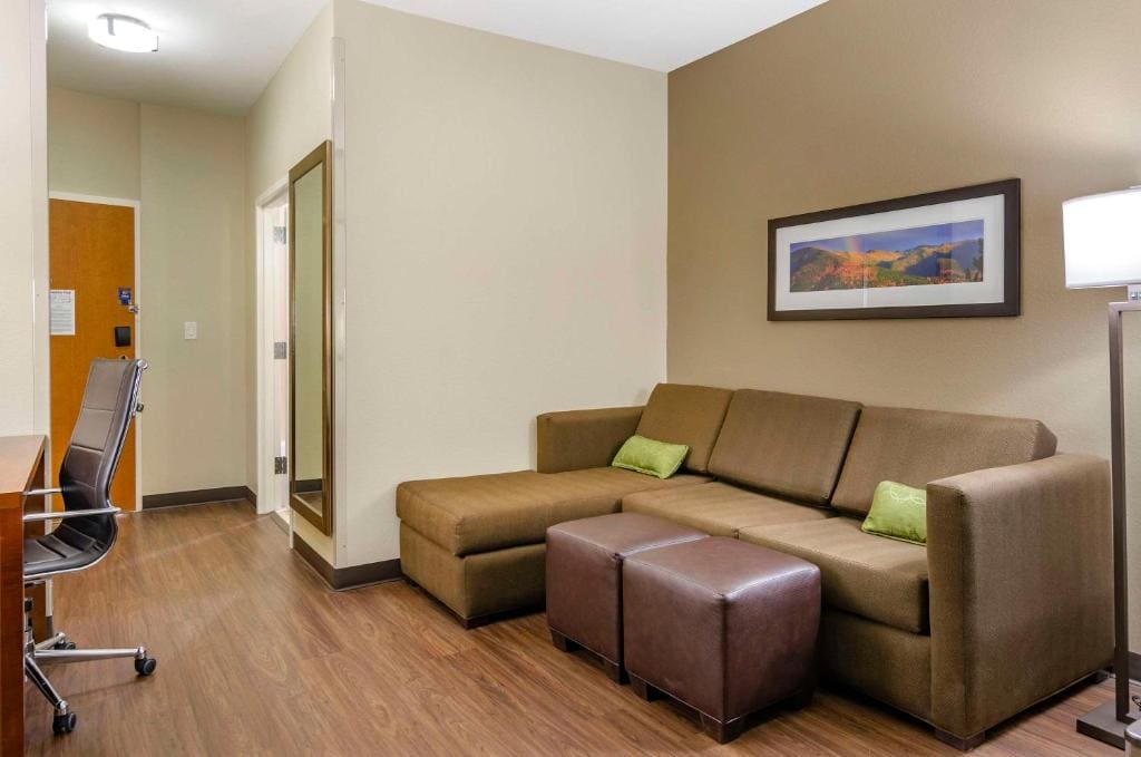 King Suite - Non-Smoking/Pet Friendly room - Image 3