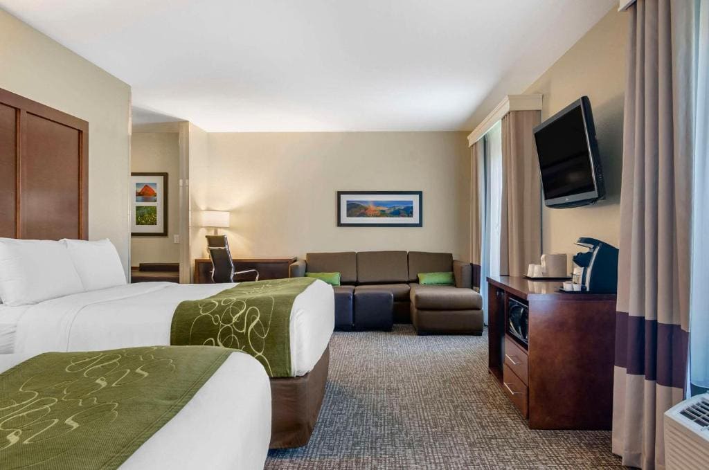 Standard Queen Suite with Two Queen Beds and Bathtub - Accessible/Non-Smoking room - Image 2