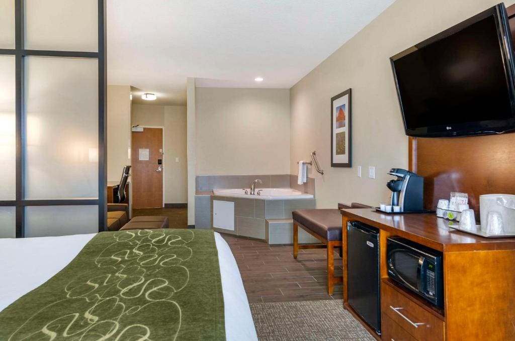 King Suite with Whirlpool - Non-Smoking room - Image 2