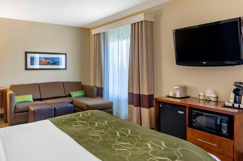 Standard Queen Suite with Two Queen Beds and Bathtub - Accessible/Non-Smoking room - Image 3