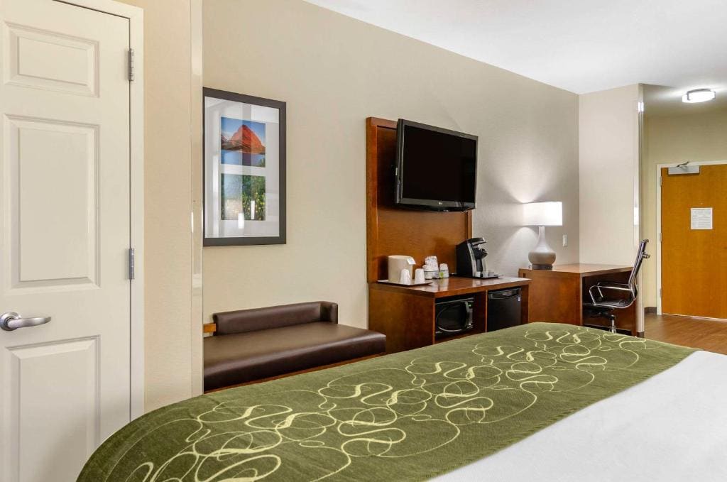 King Suite - Non-Smoking/Pet Friendly room - Image 2