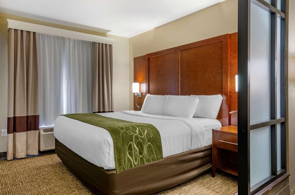Suite with King Bed room - Image 1