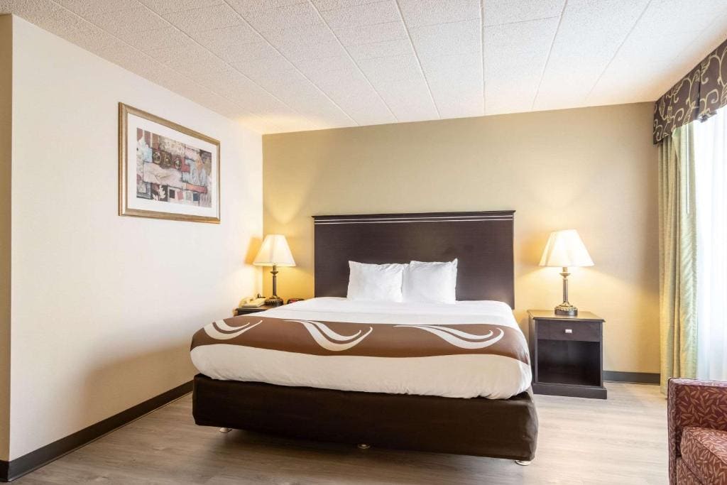 King Suite - Non-Smoking room - Image 1