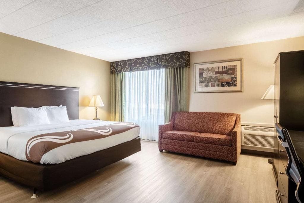 King Suite - Non-Smoking room - Image 2