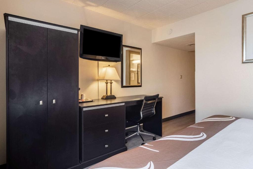 Deluxe Queen Room with Hot Tub - Non-Smoking room - Image 2
