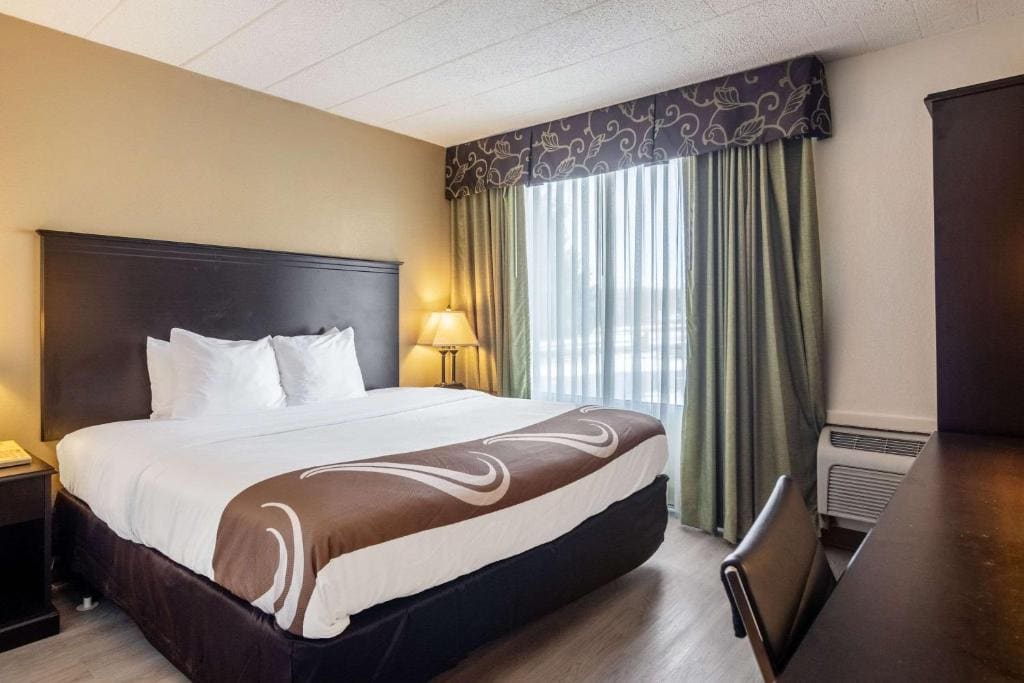 Deluxe Queen Room with Hot Tub - Non-Smoking room - Image 1