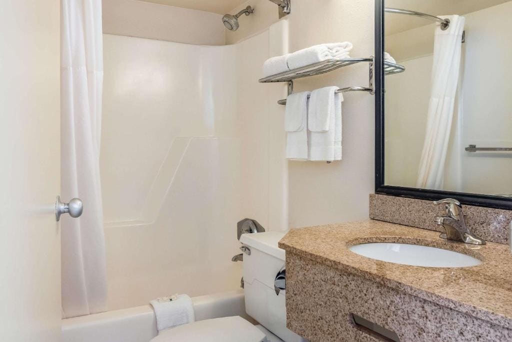 King Suite - Non-Smoking room - Image 3