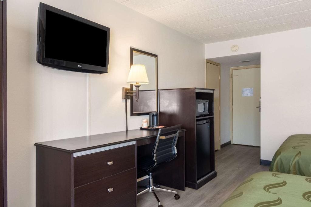 Deluxe Queen Room with Two Queen Beds - Non-Smoking room - Image 2