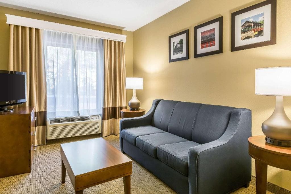 King Suite - Non-Smoking room - Image 2