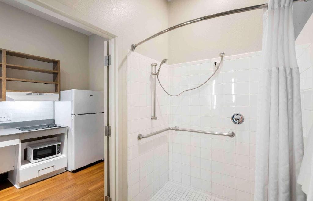Queen studio with 1 Queen Bed - Disability Access/Non-Smoking room - Image 1