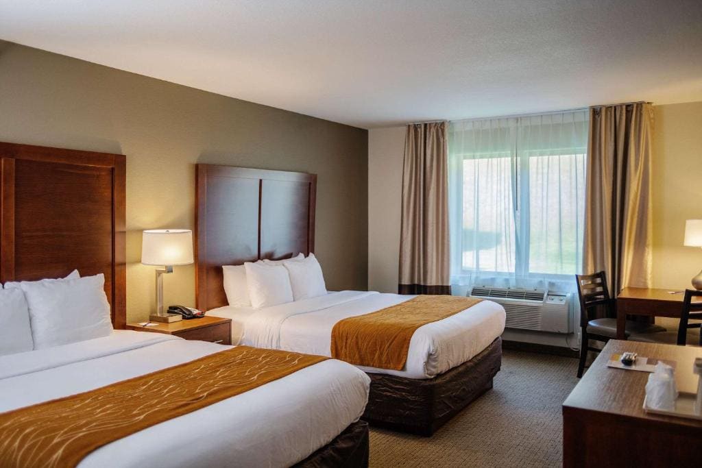 Queen Room with Two Queen Beds - Non-Smoking room - Image 3
