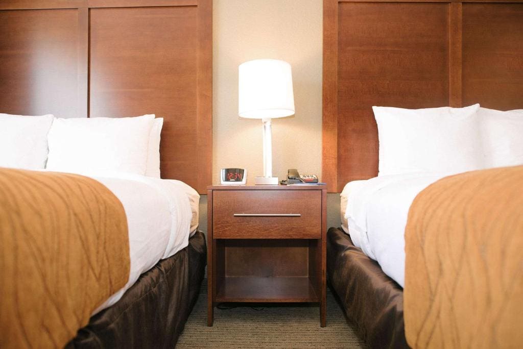 Queen Room with Two Queen Beds - Non-Smoking room - Image 2
