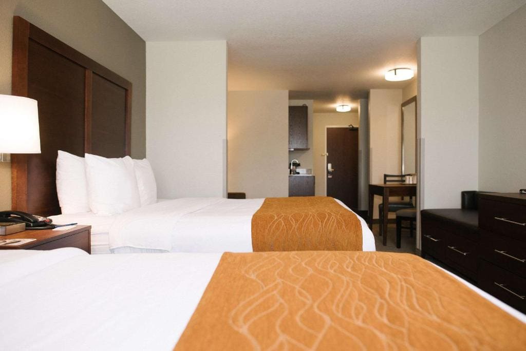 Queen Suite with Two Queen Beds - Non-Smoking room - Image 2