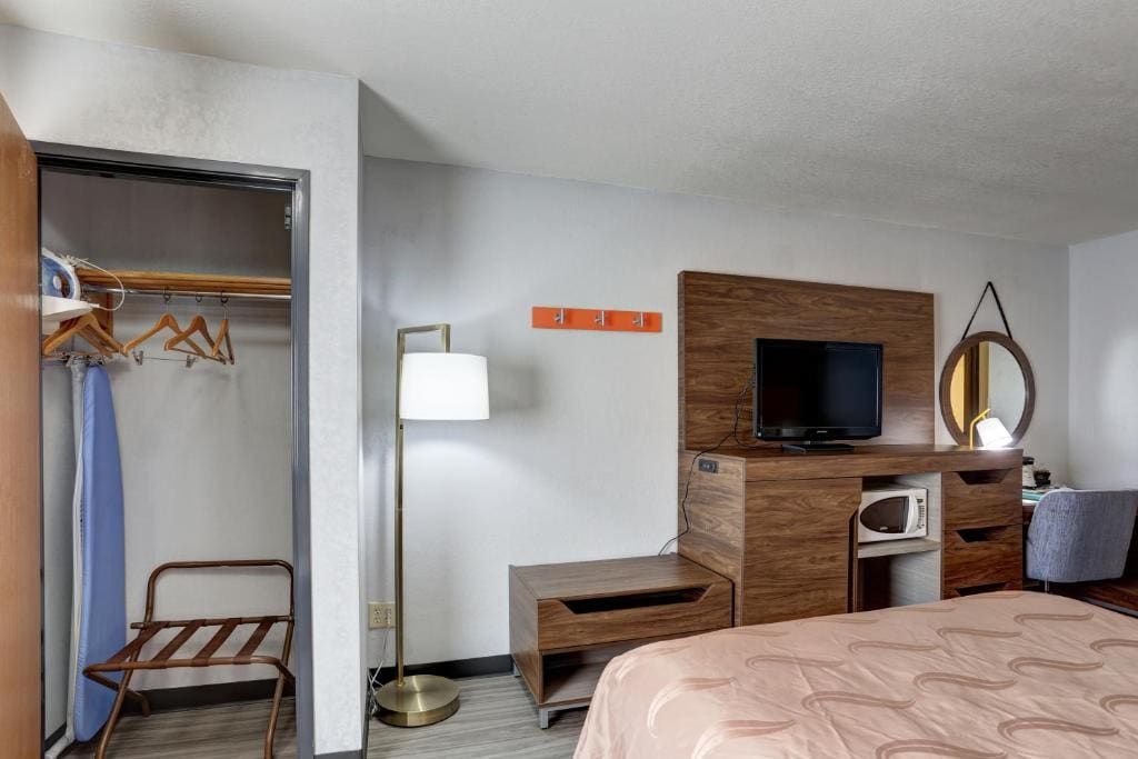 Queen Room with Two Queen Beds - Non-Smoking room - Image 2