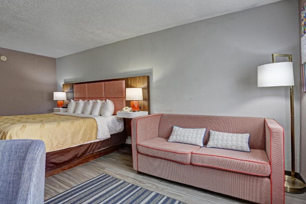 King Suite - Non-Smoking room - Image 3