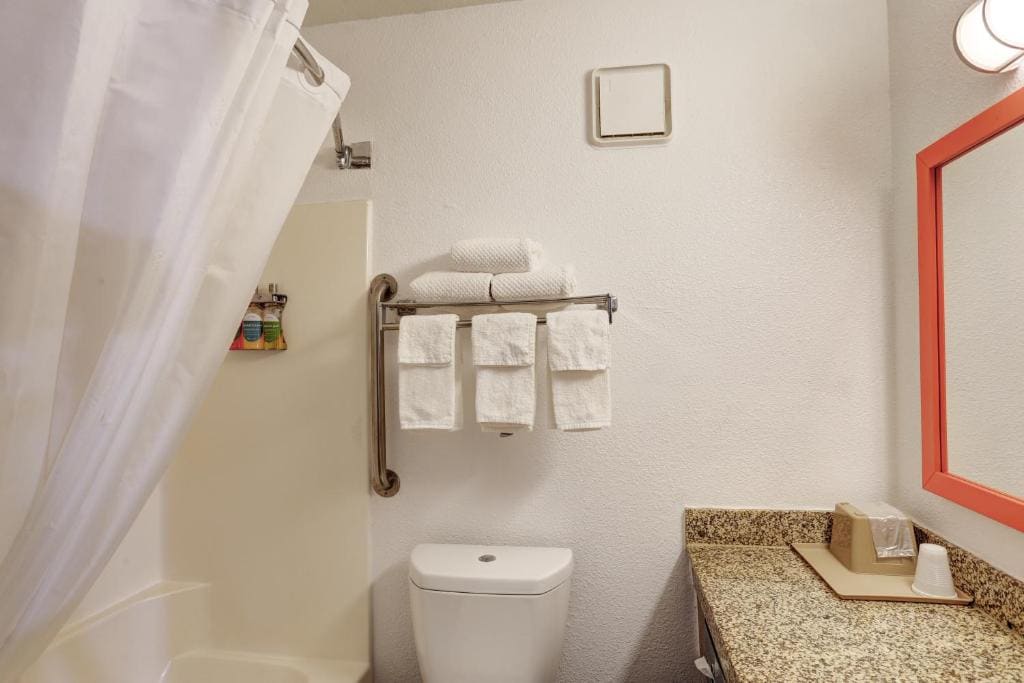 King Room - Accessible/Non-Smoking room - Image 2