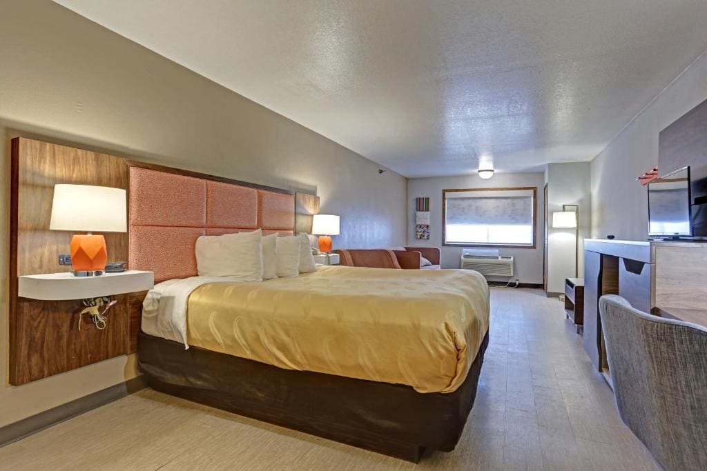 King Suite - Non-Smoking room - Image 1