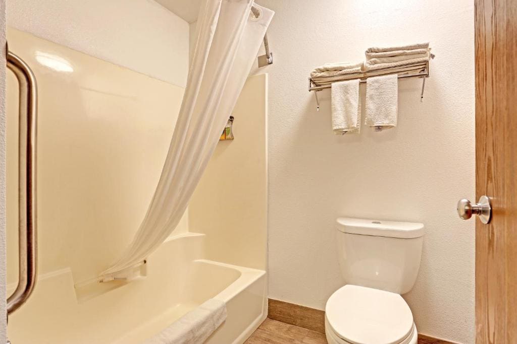 Queen Suite with Two Queen Beds - Non-Smoking room - Image 3