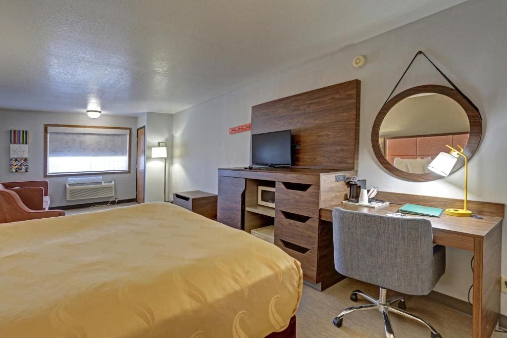 King Suite - Non-Smoking room - Image 2