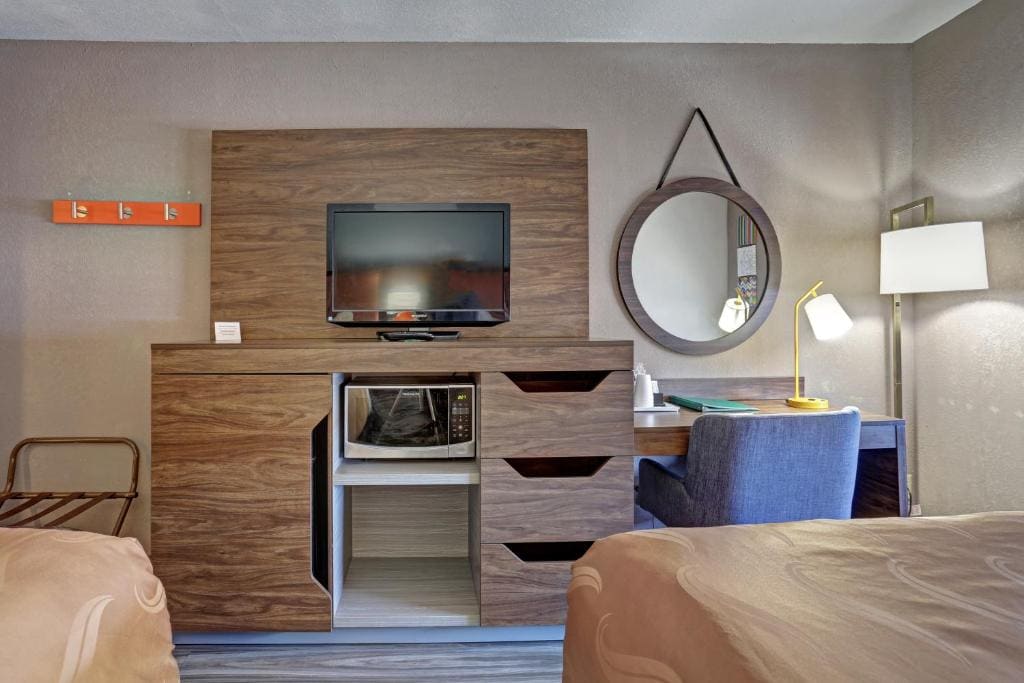 Queen Room with Two Queen Beds - Non-Smoking room - Image 3