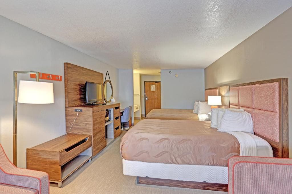 Queen Suite with Two Queen Beds - Non-Smoking room - Image 1