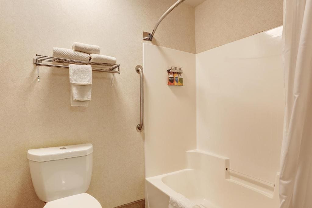 Queen Suite with Two Queen Beds - Non-Smoking room - Image 2