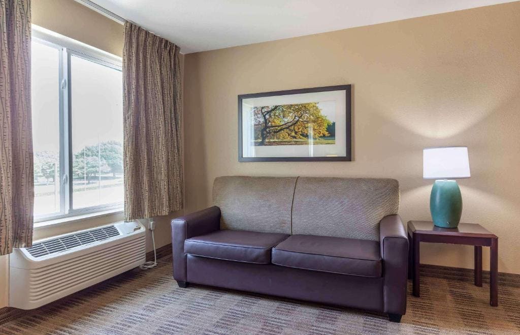 Deluxe Studio with 1 King Bed - Non-Smoking room - Image 3