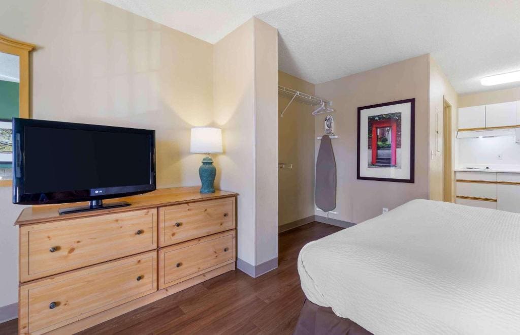 Deluxe Studio with 1 King Bed - Non-Smoking room - Image 2