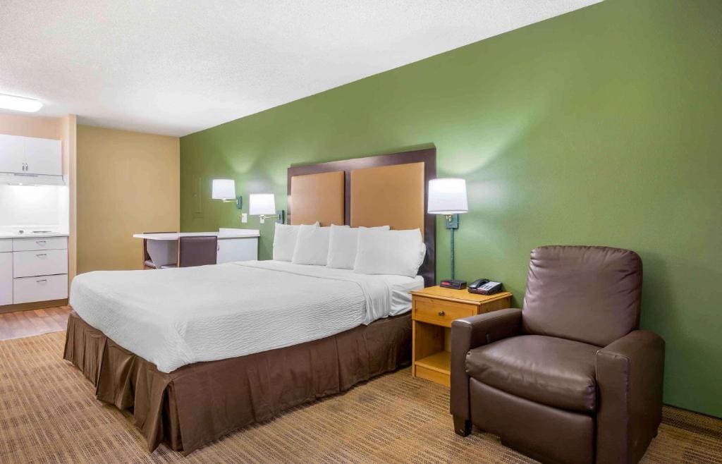 Studio with One King Bed - Non-Smoking room - Image 2
