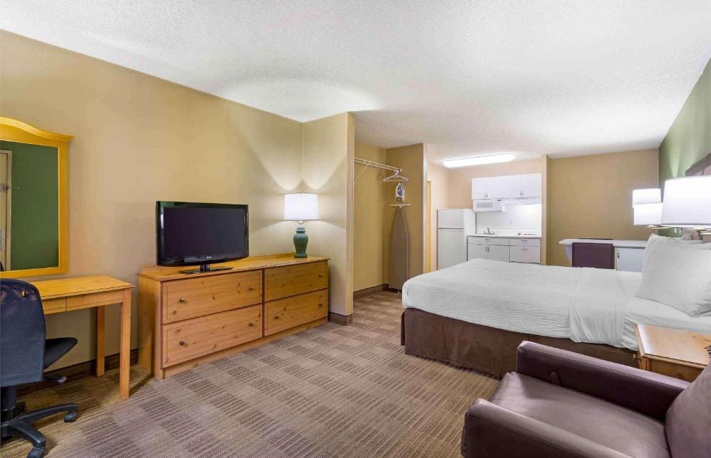 Studio with One King Bed - Non-Smoking room - Image 3