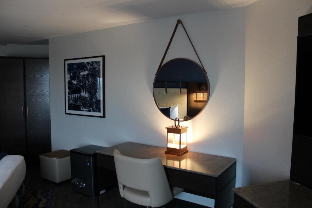 King Room with Bath Tub - Mobility and Hearing Access/Non-Smoking room - Image 1