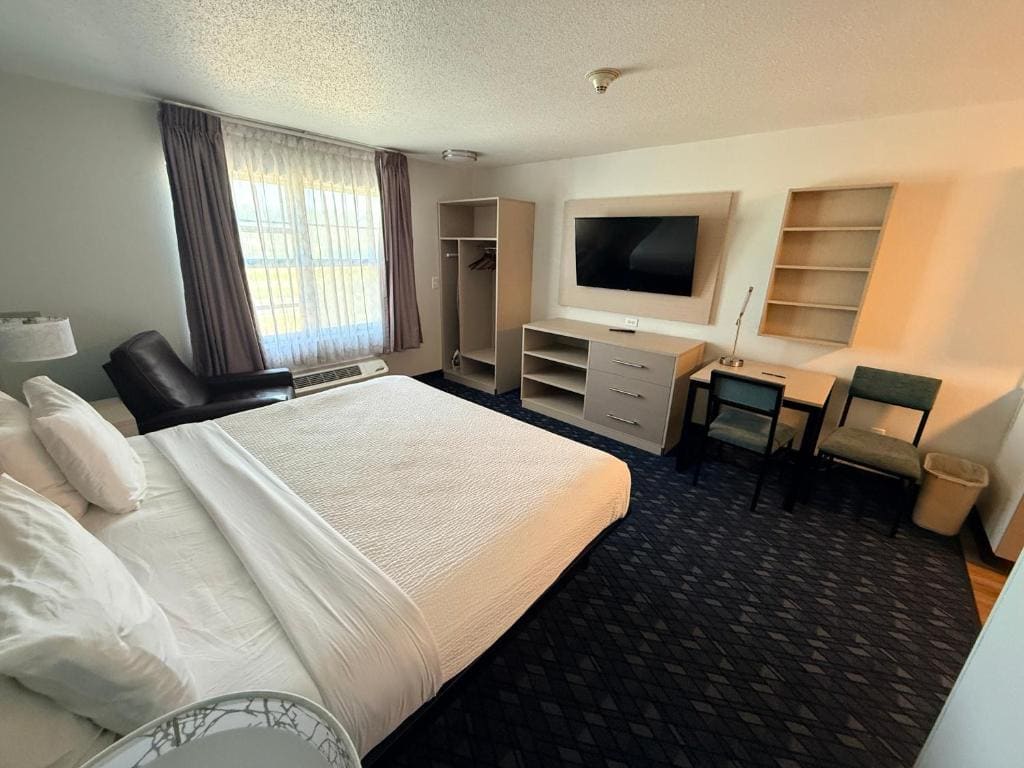 King Room - Non Smoking/Interior Corridor/Pet Friendly room - Image 2