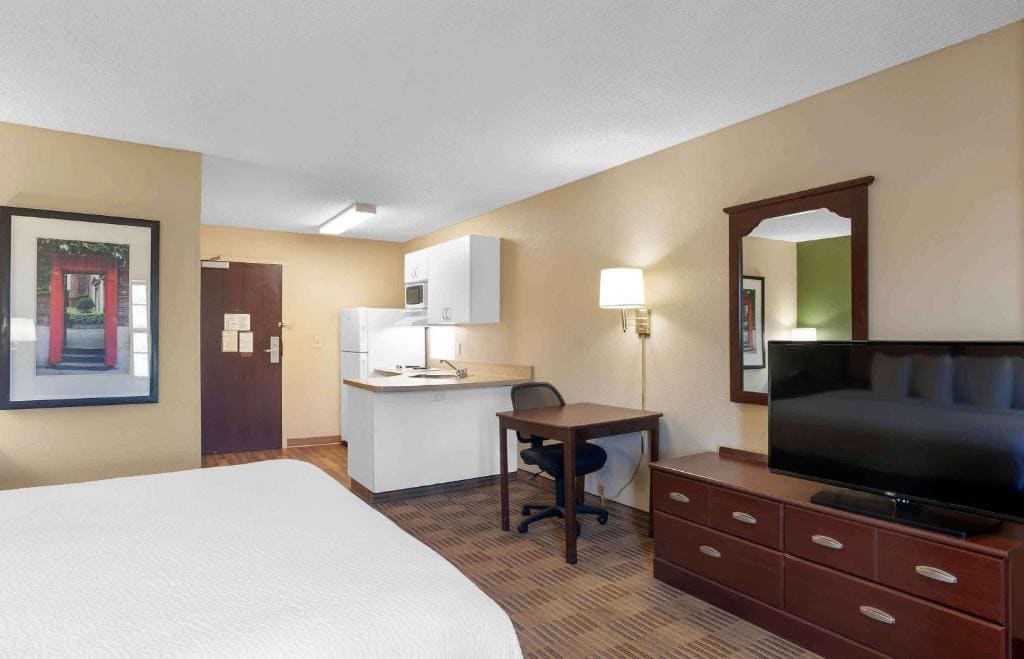 One Room Suite - Disability Access/Non Smoking/Interior Corridor room - Image 1