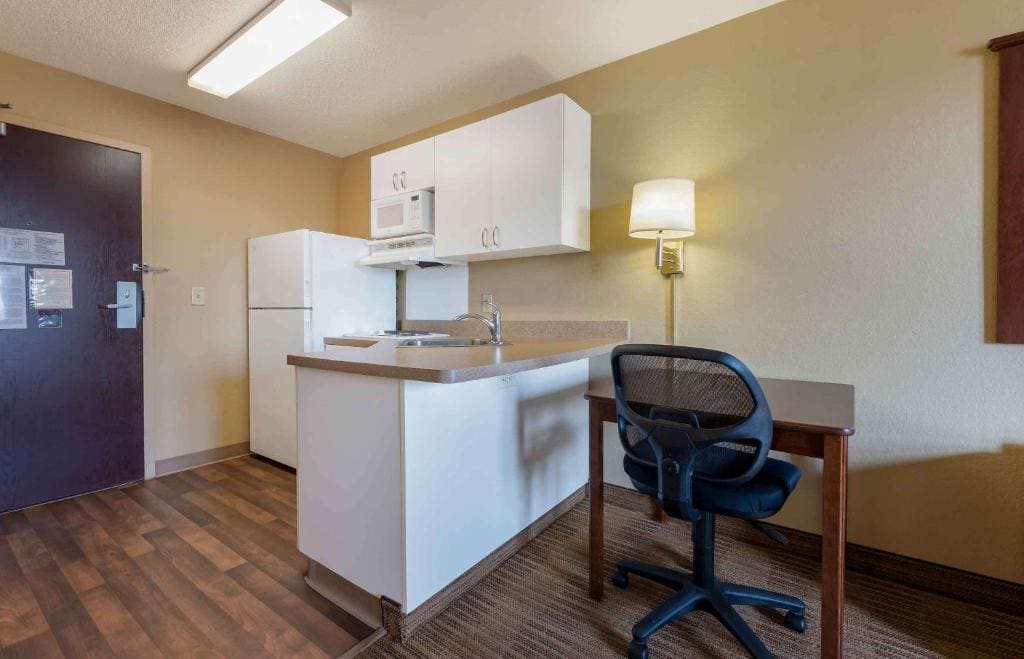 One Room Suite - Disability Access/Non Smoking/Interior Corridor room - Image 3
