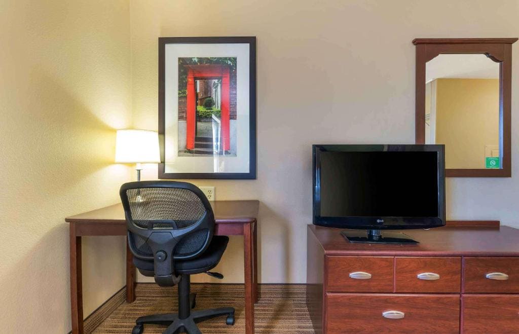 One Room Suite - Disability Access/Non Smoking/Interior Corridor room - Image 2