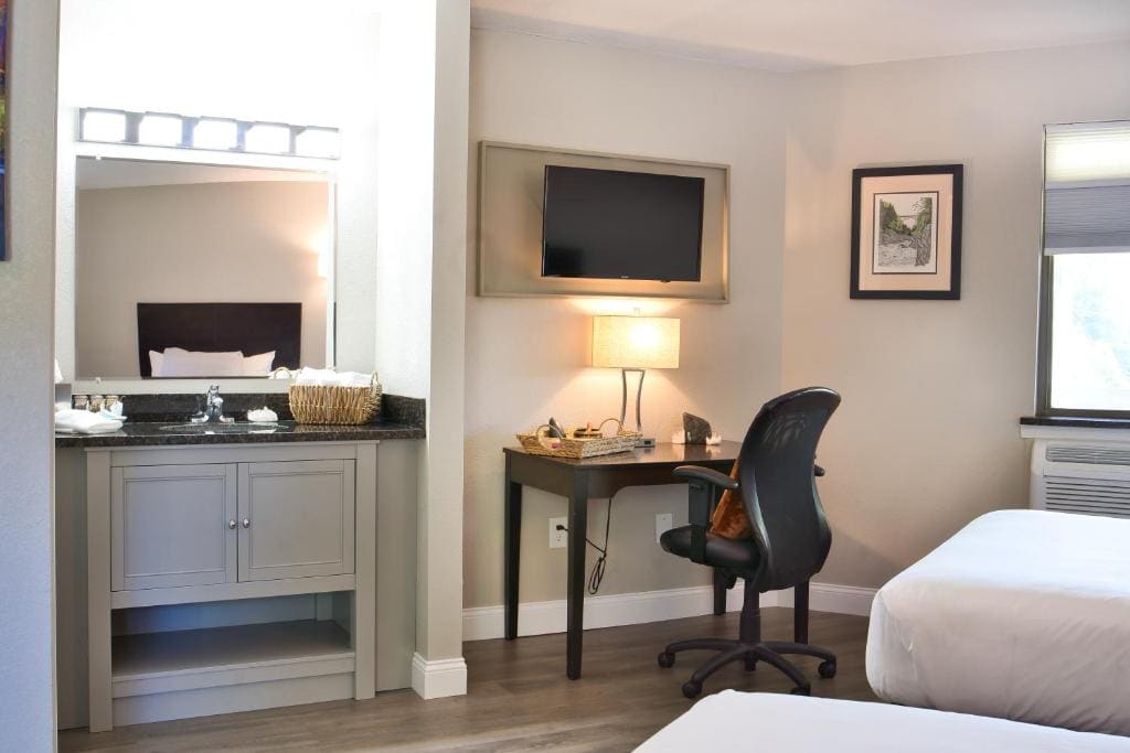 Double Room with Two Double Beds - Non-Smoking room - Image 3