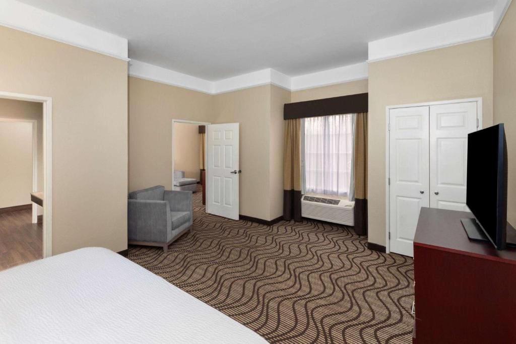 Deluxe King Suite - Mobility Access/Non-Smoking room - Image 1
