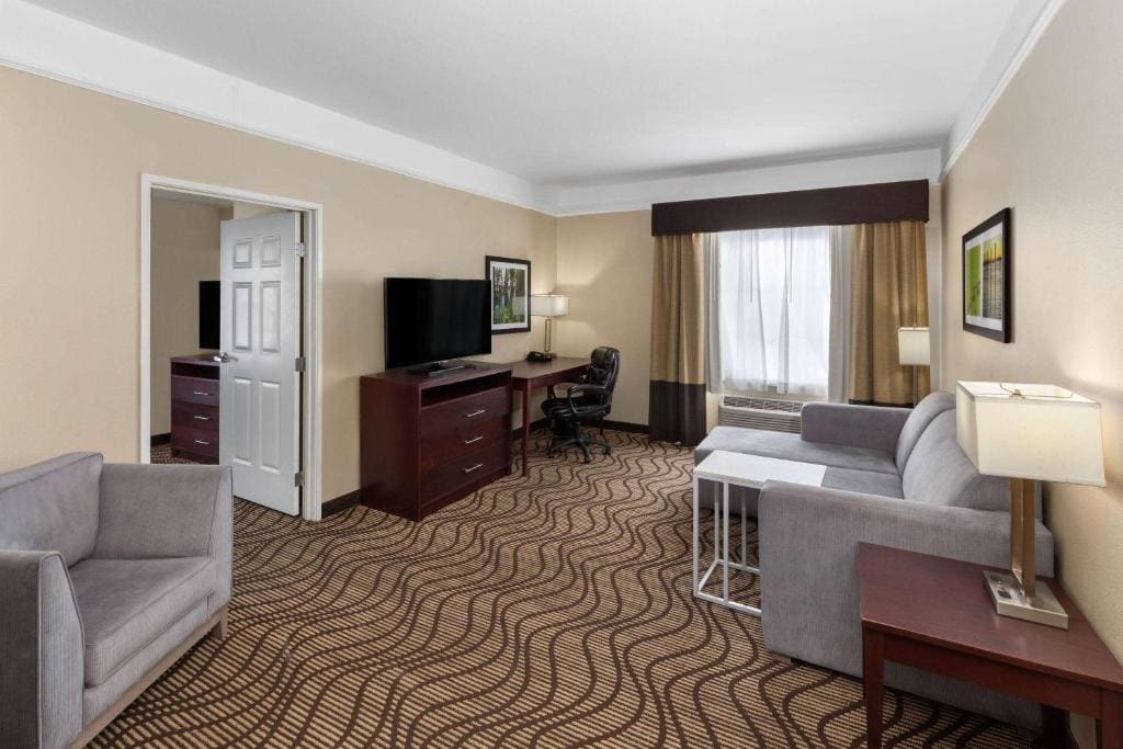 King Suite - Non-Smoking room - Image 3