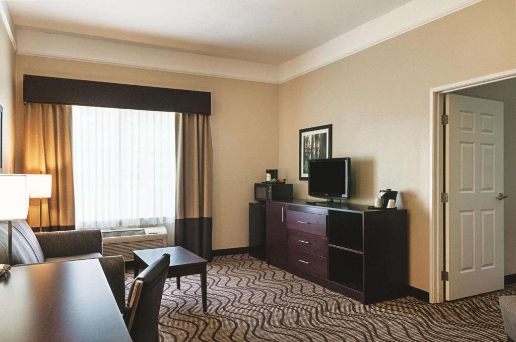 Deluxe King Suite - Mobility Access/Non-Smoking room - Image 2