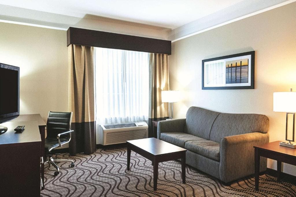 King Suite - Non-Smoking room - Image 2