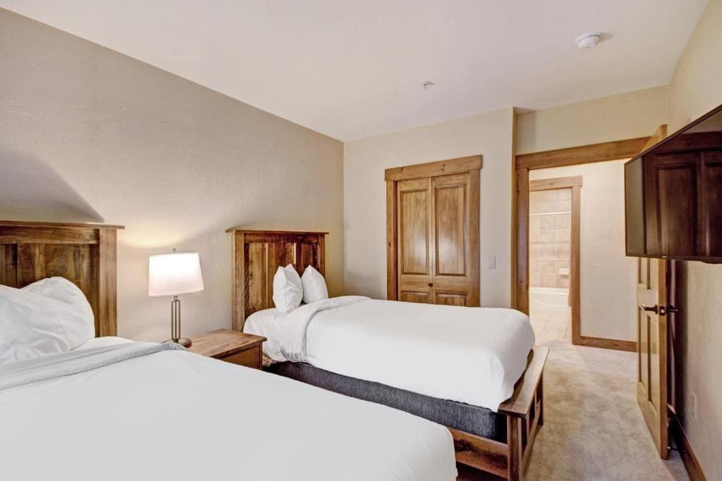 Deluxe Two-Bedroom Apartment room - Image 1