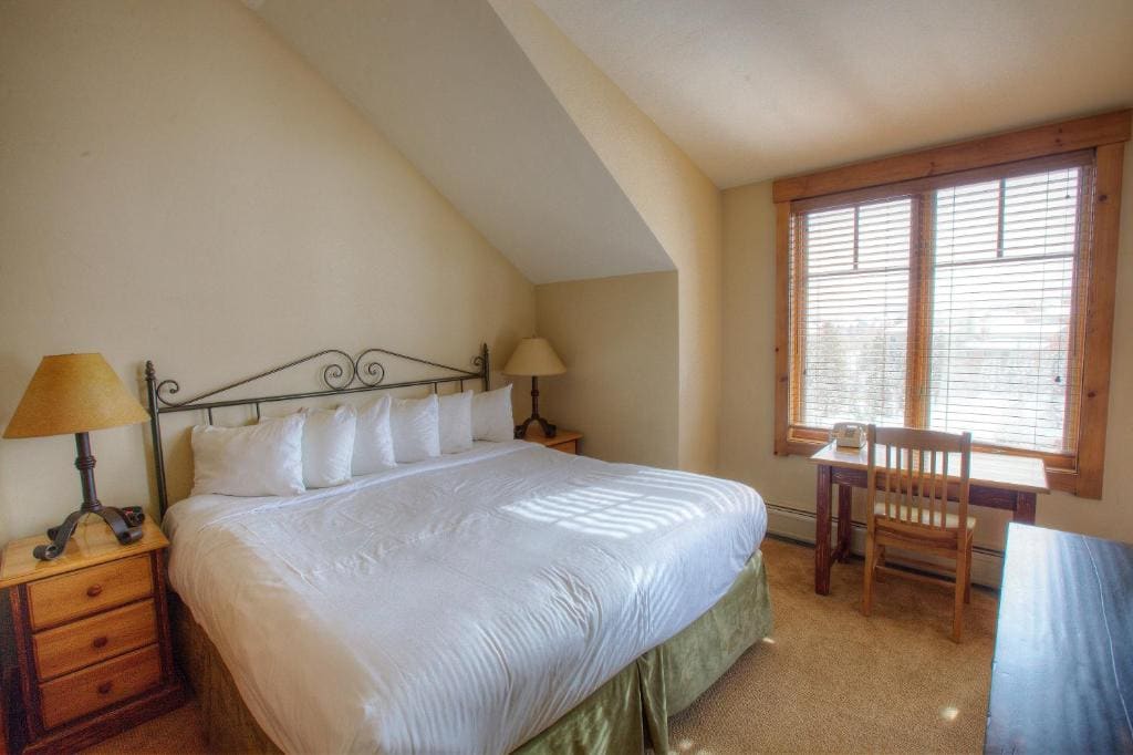 Three-Bedroom Apartment room - Image 1