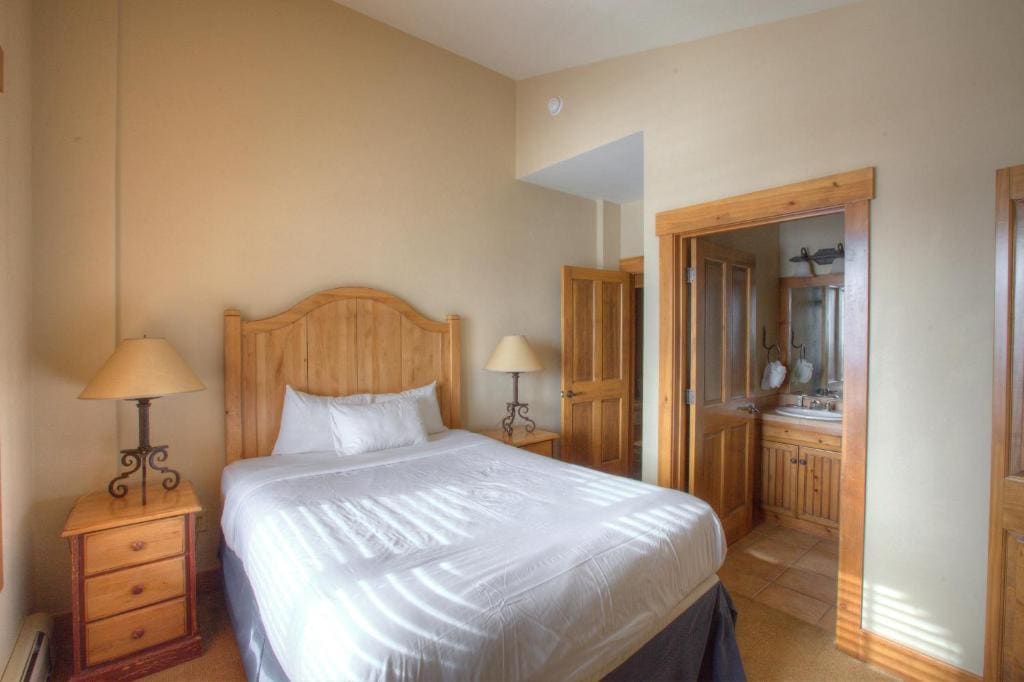 Three-Bedroom Apartment room - Image 2