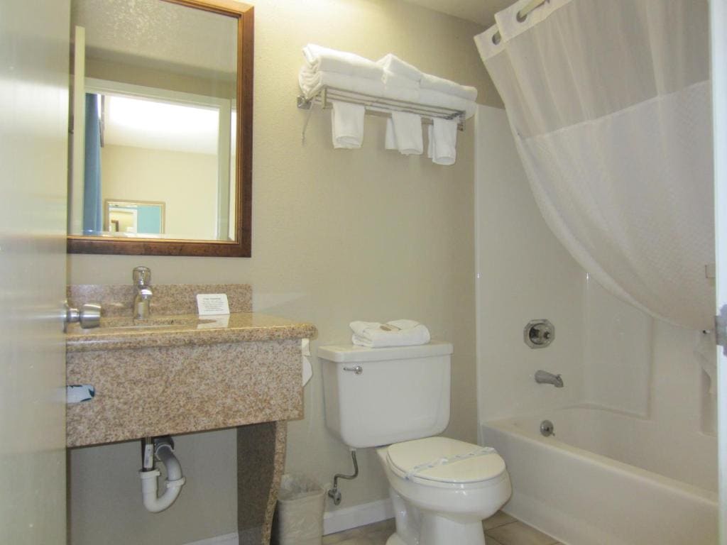 Business Room with Three Double Beds and Partial Ocean View - Non-Smoking room - Image 2